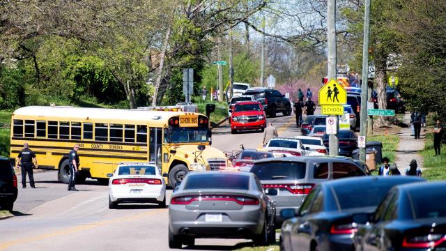 La policía se despliega cerca del instituto East Magnet de Knoxville (Tennessee).