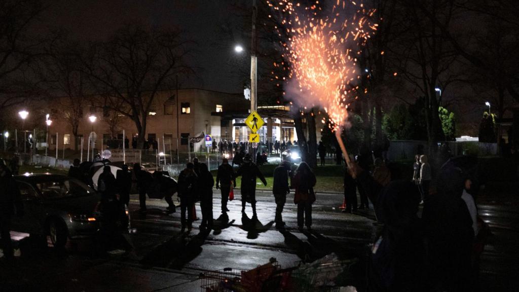 Protestas ante la comisaría de Policía de Brooklyn Center, el suburbio de Mineápolis donde murió Duante Wright.