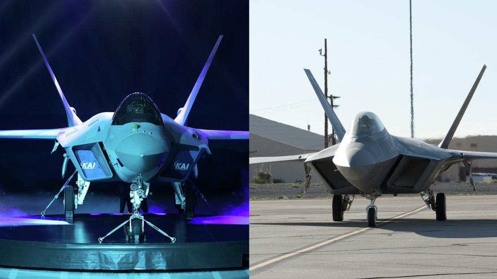 KF-21 (izq.) y F-22 Raptor (der.)