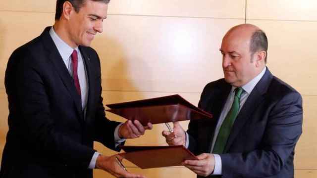 Pedro Sánchez y el presidente del PNV, Andoni Ortuzar, firman el acuerdo de investidura.