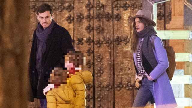 Iker Casillas y Sara Carbonero junto a sus hijos en una imagen de archivo.