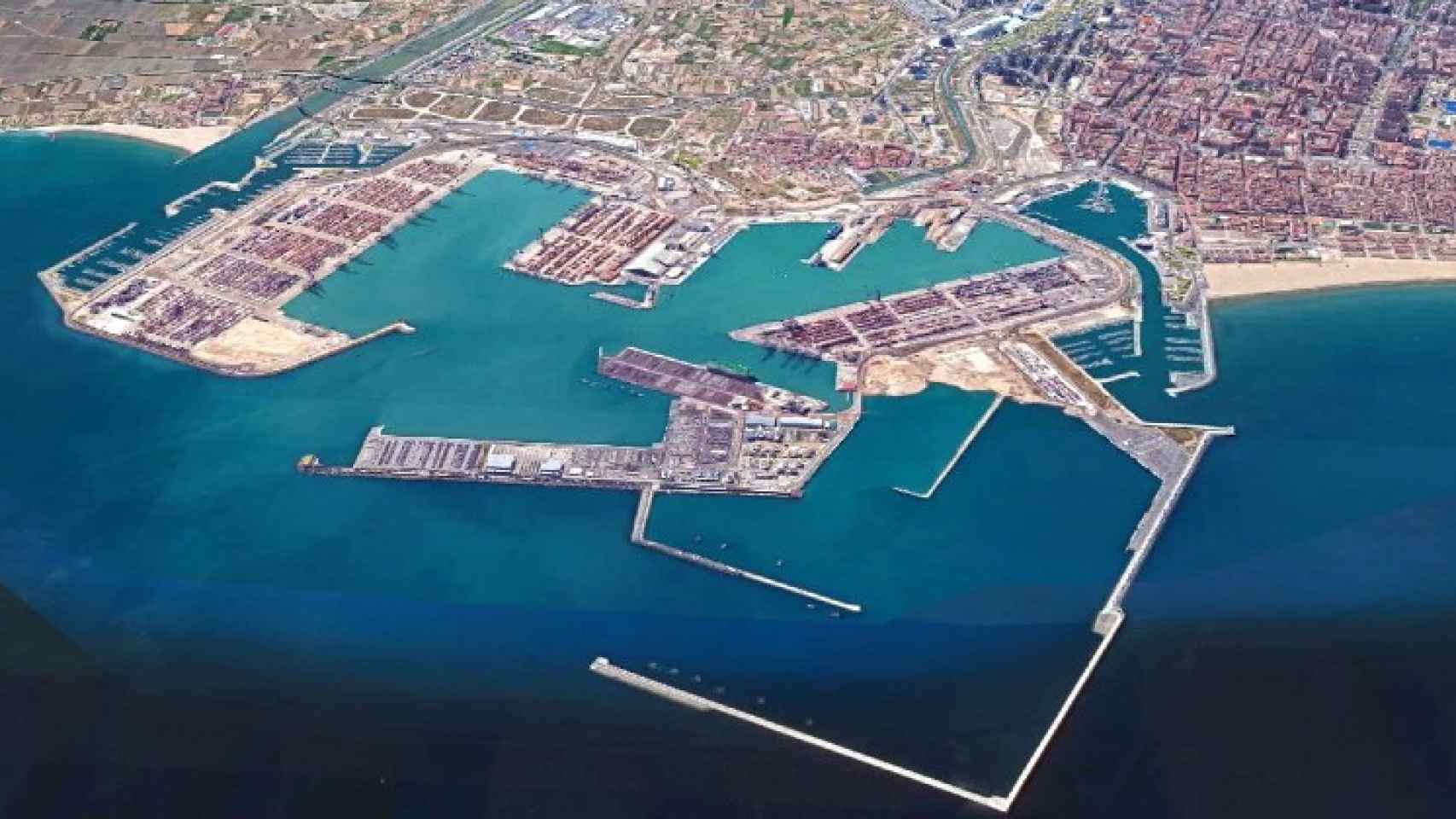 En primer plano, el dique de abrigo construido para la ampliación norte del Puerto de Valencia. EE