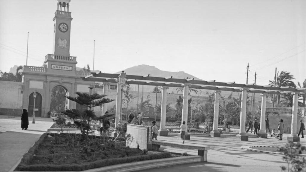 La Plaza del Rey que está frente a la entrada al Arsenal por la que accedió en coche Alfonso XIII.
