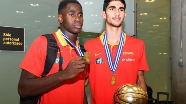 Usman Garuba y Santi Aldama posando con el título de la Selección sub18