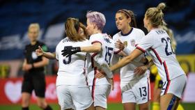 Megan Rapinoe, Alex Morgan y la selección de Estados Unidos de fútbol femenino celebran un gol