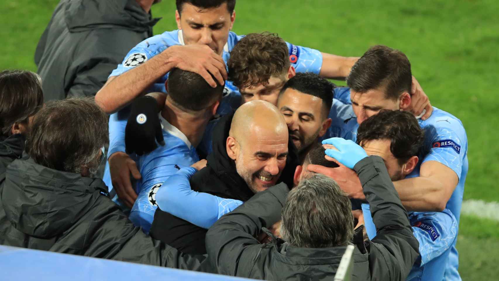 Los jugadores del Manchester City celebran el pase a semifinales con Pep Guardiola