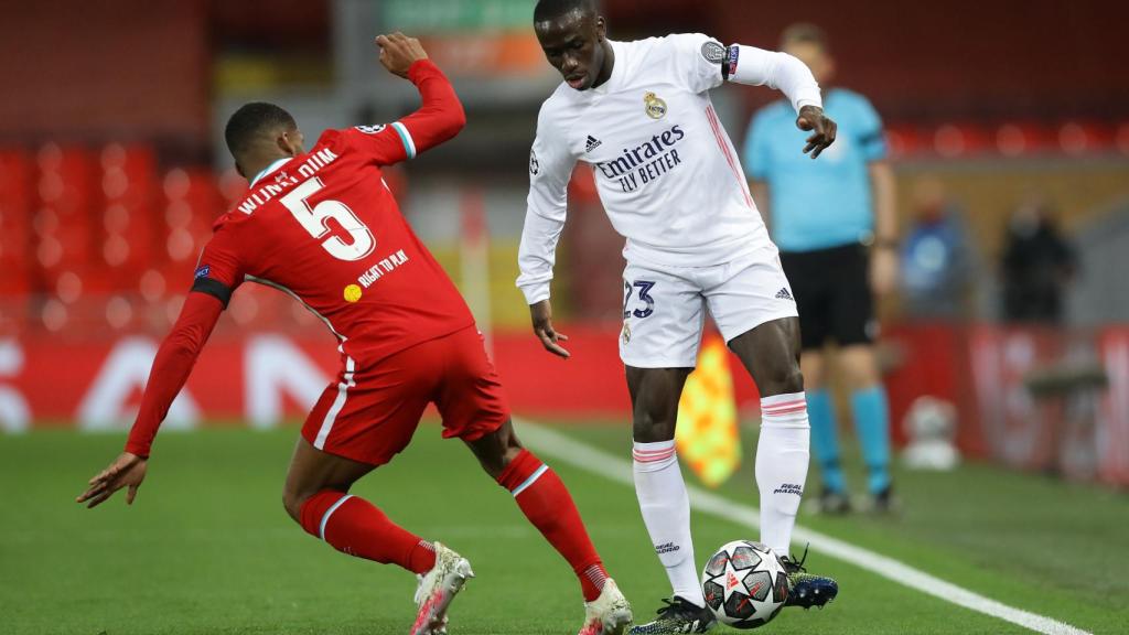 Ferland Mendy, presionado por Georginio Wijnaldum en la banda