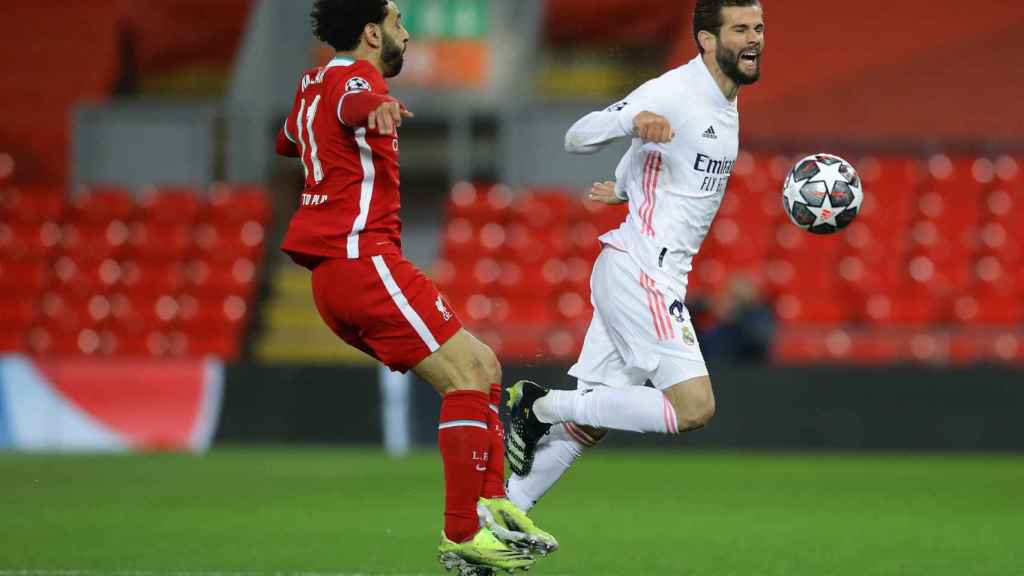 Mohamed Salah golpea a Nacho para robarle el balón