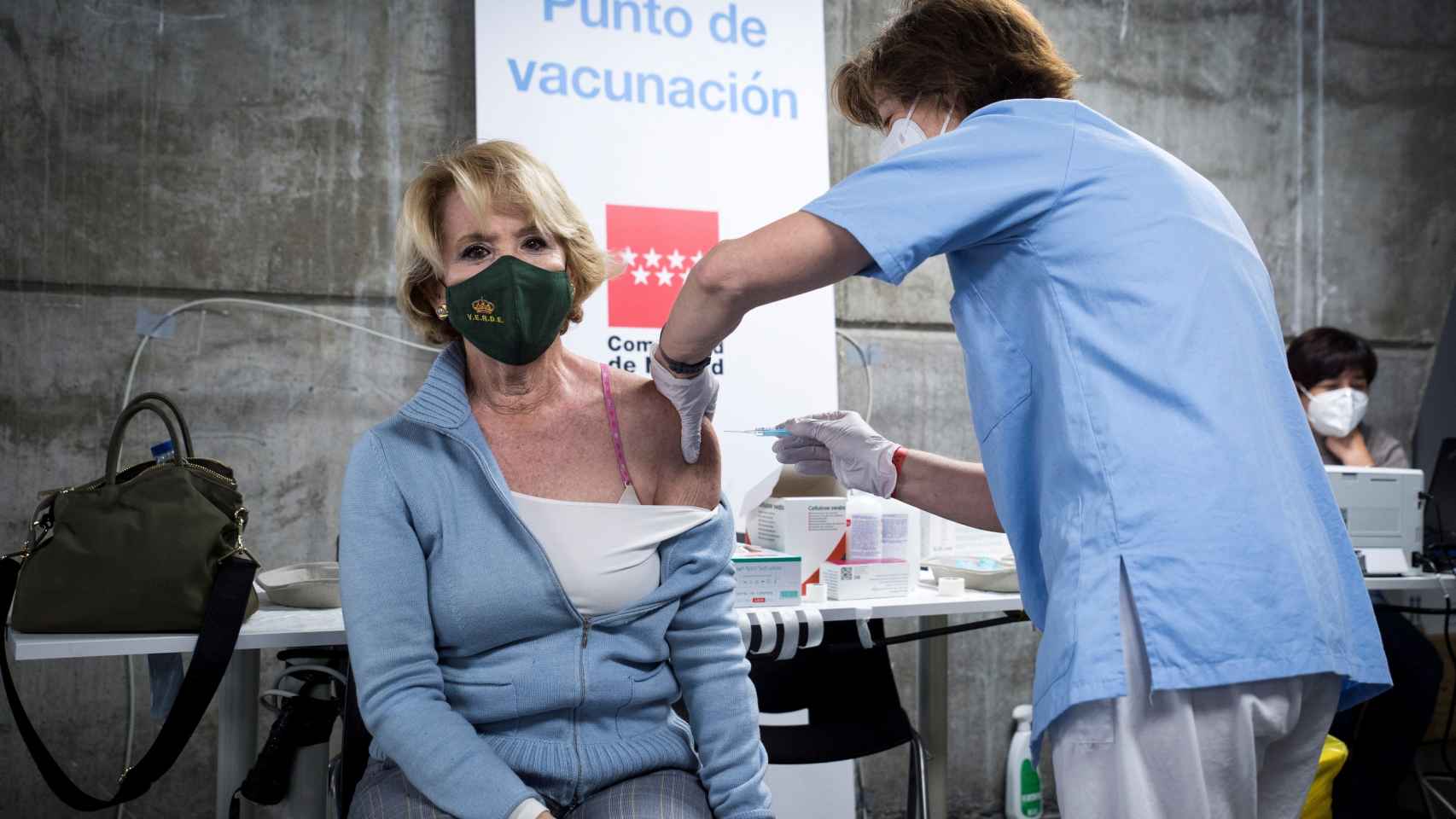 La ex presidenta de la Comunidad de Madrid, Esperanza Aguirre, recibe la primera dosis de la vacuna contra la Covid-19.