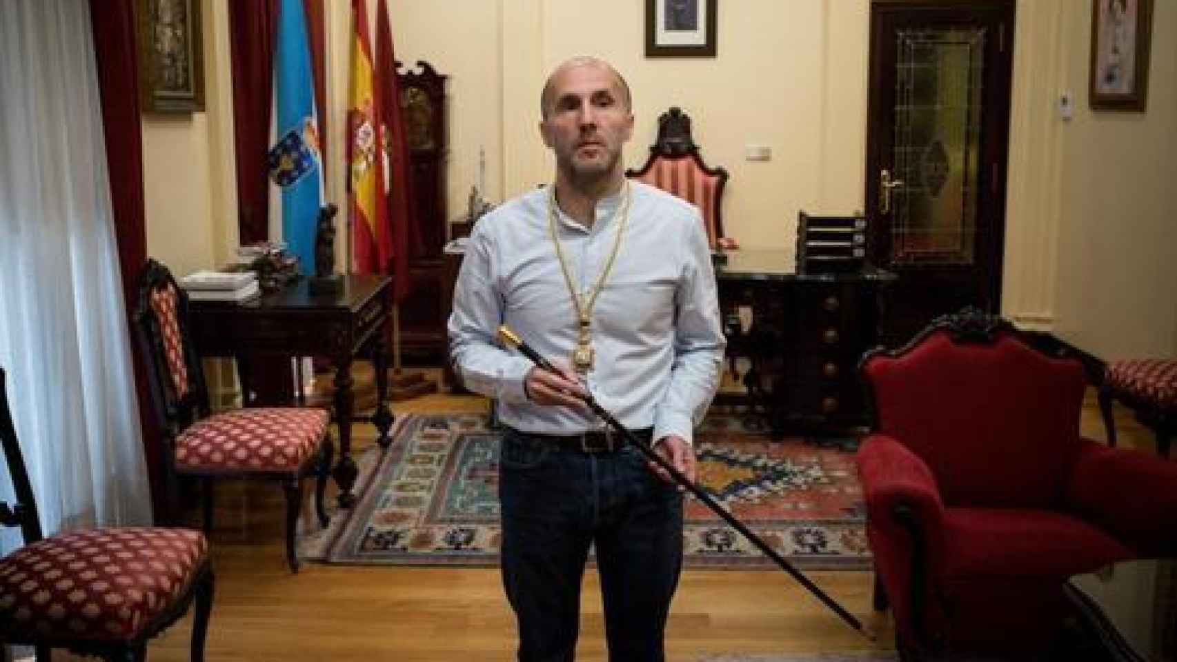 El alcalde de Orense, Gonzalo Pérez Jácome, con el bastón de mando de la ciudad.