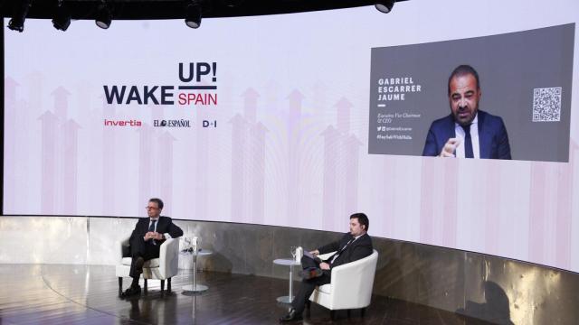 Antonio Catalán, presidente de AC Hotels by Marriott , y Gabriel Escarrer, vicepresidente ejecutivo y consejero delegado de Meliá Hotels International, en pantalla, conversan con Arturo Criado.