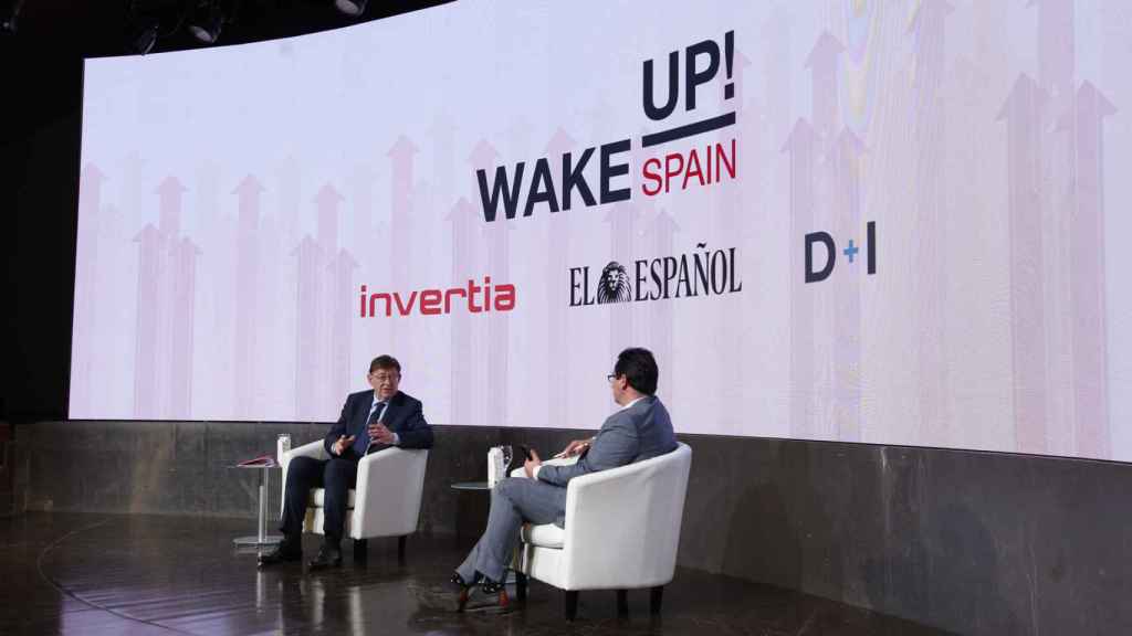 Rafa Navarro conversa con Ximo Puig, presidente de la Generalitat Valenciana.