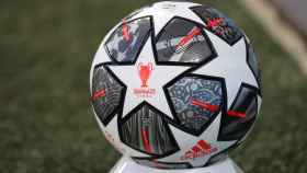 El balón de la Champions League en el estadio de Anfield