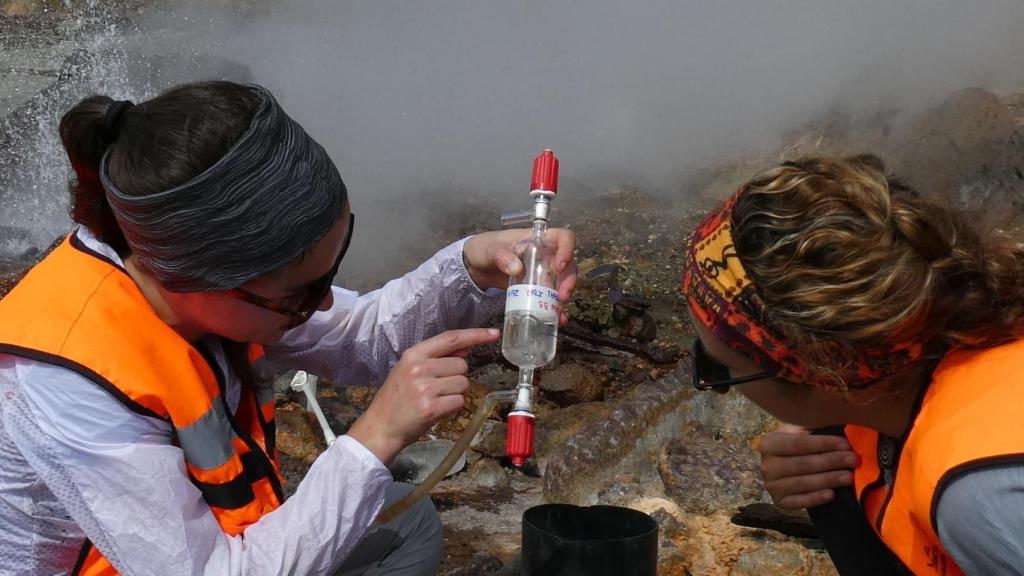 Científicos de INVOLCAN en el interior del cráter del volcán Taal