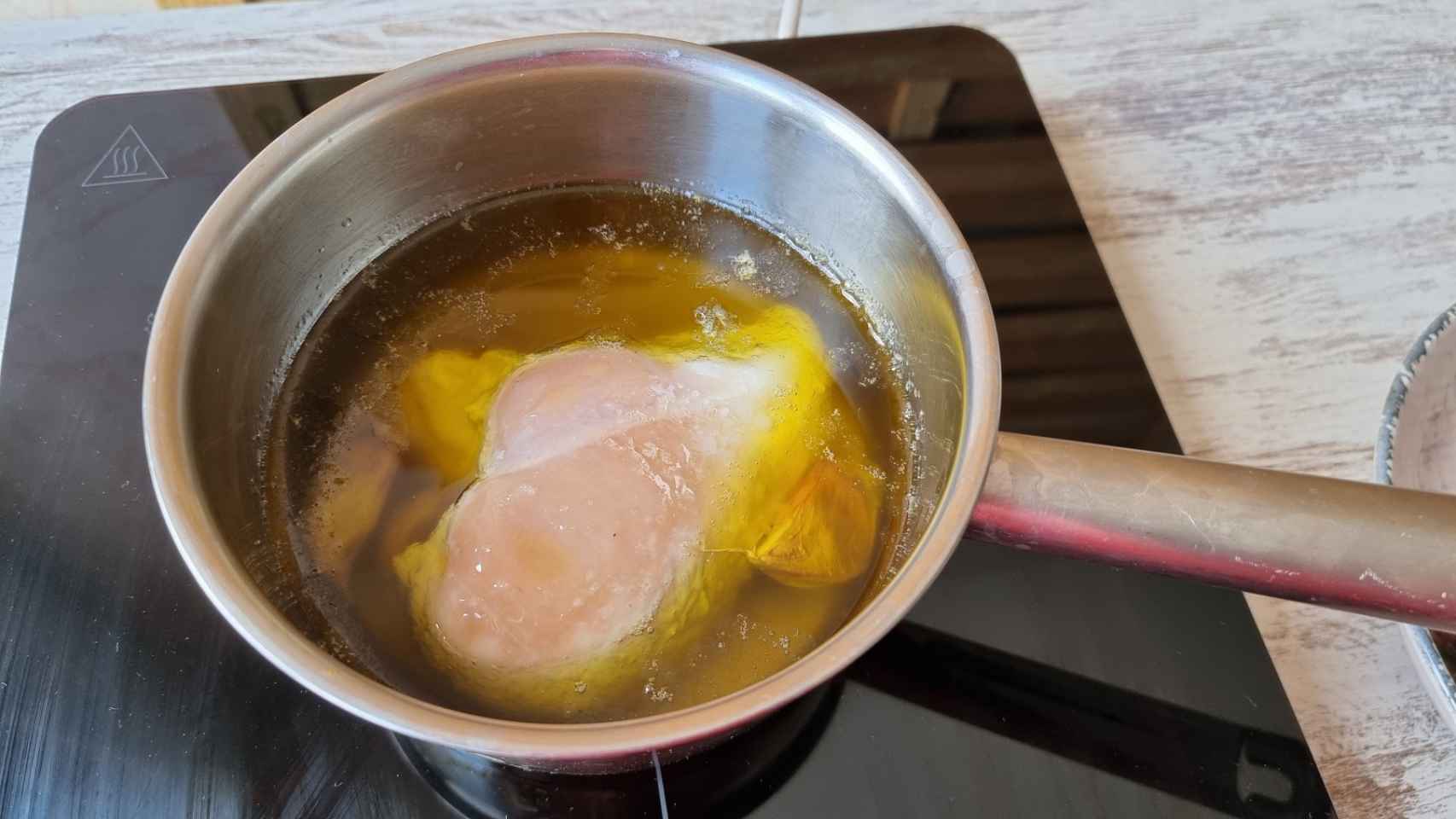 Ensalada de pollo confitado y sandía asada, una receta sorprendente