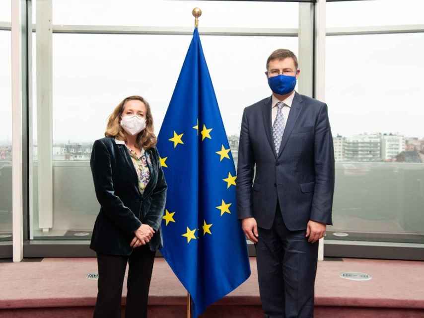Nadia Calviño y  Valdis Dombrovskis, durante su última reunión presencial en Bruselas en enero