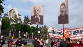 Comunistas pasean a Lenin y Stalin por el centro de Madrid.