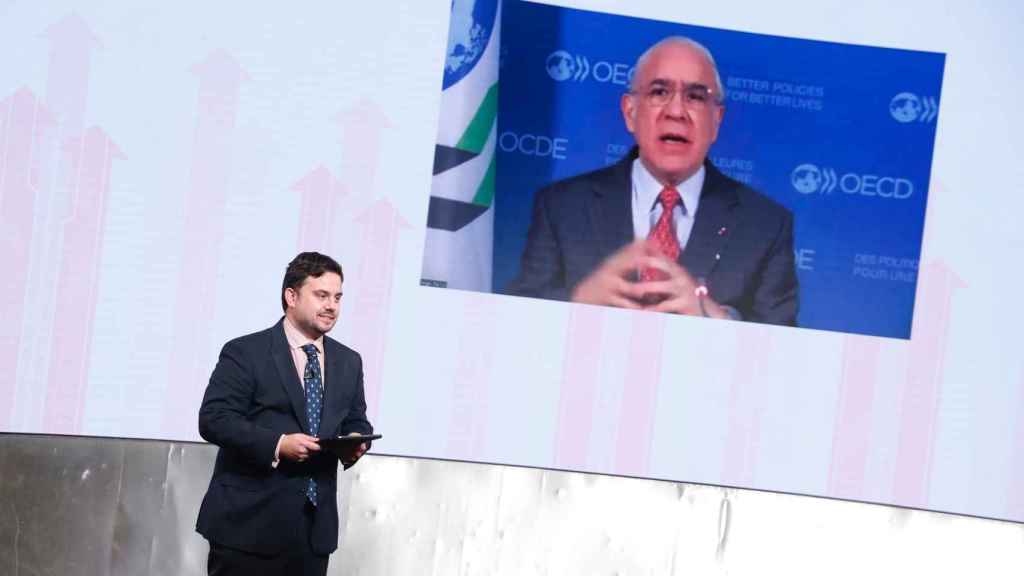 Arturo Criado, subdirector de EL ESPAÑOL / Invertia, con Ángel Gurría, secretario general de la OCDE.