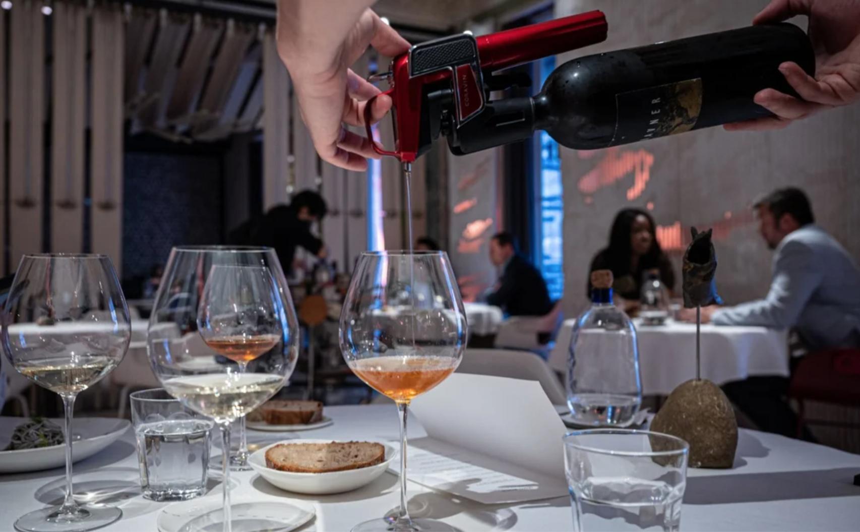 Servicio de vinos con Coravin en el restaurante Alkimia de Barcelona.