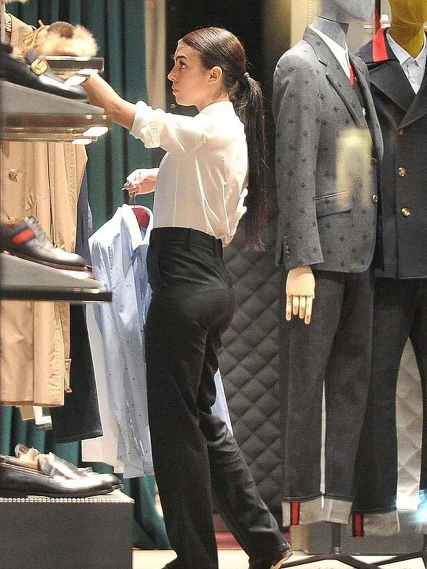 Ejerció de dependienta tanto en la tienda de Gucci como en el corner de Prada de El Corte Inglés.