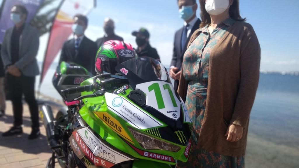 La marca turística Costa Cálida en el frontal de la moto de Ana Carrasco.