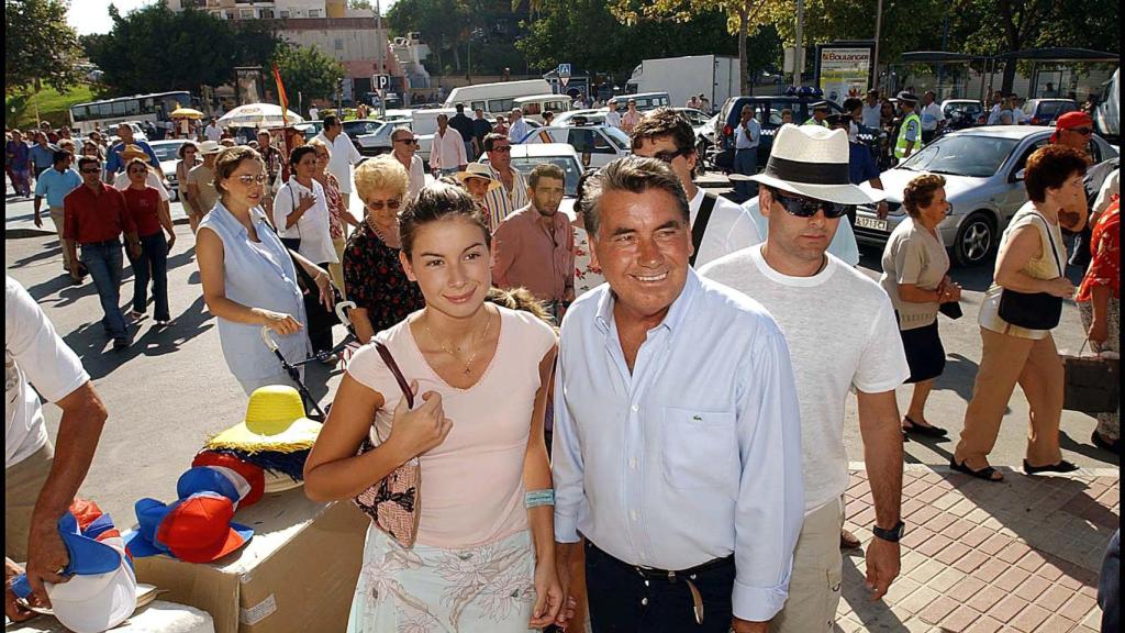 Alba junto a su padre en julio de 2002.