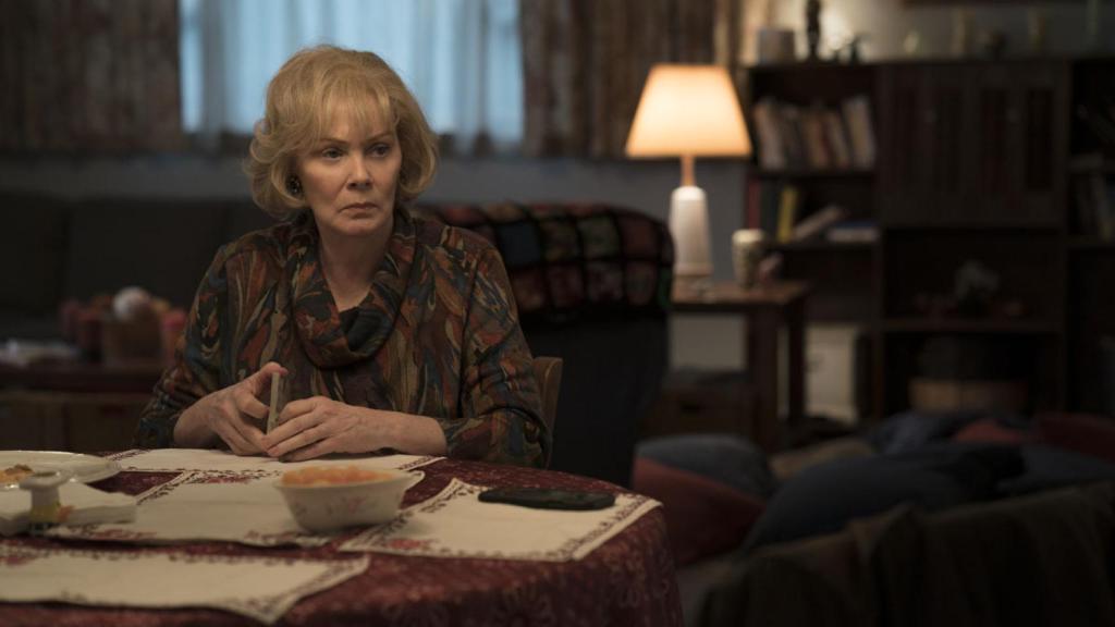 Jane Smart interpreta a la madre de Mare en la serie.