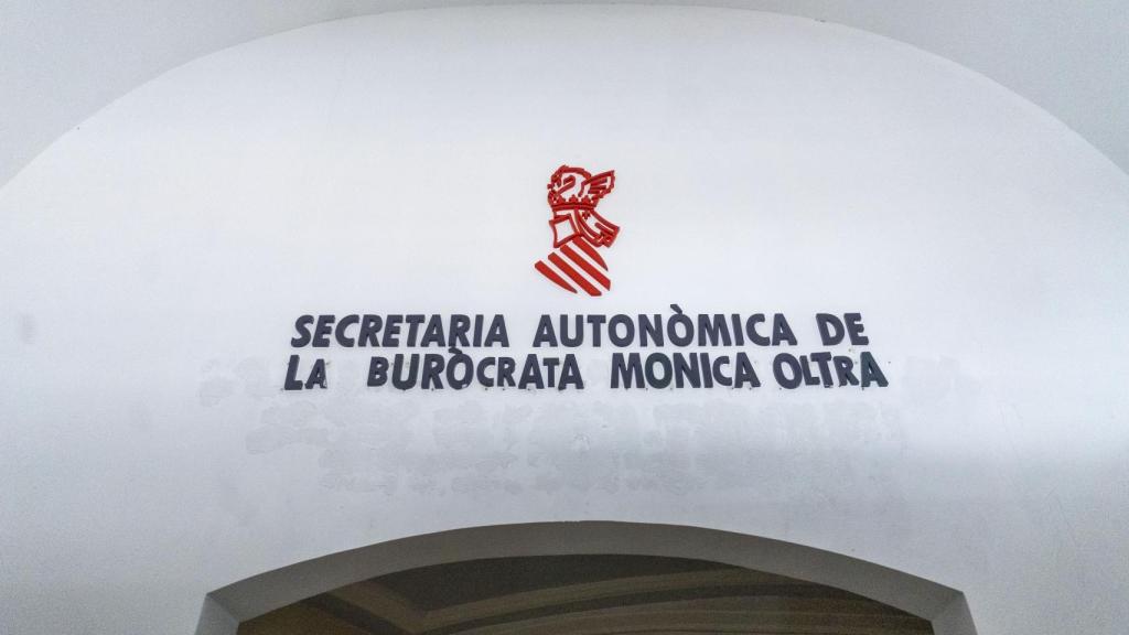 Redecoración del rótulo del edificio de Mónica Oltra 'okupado' por el Frente Obrero.
