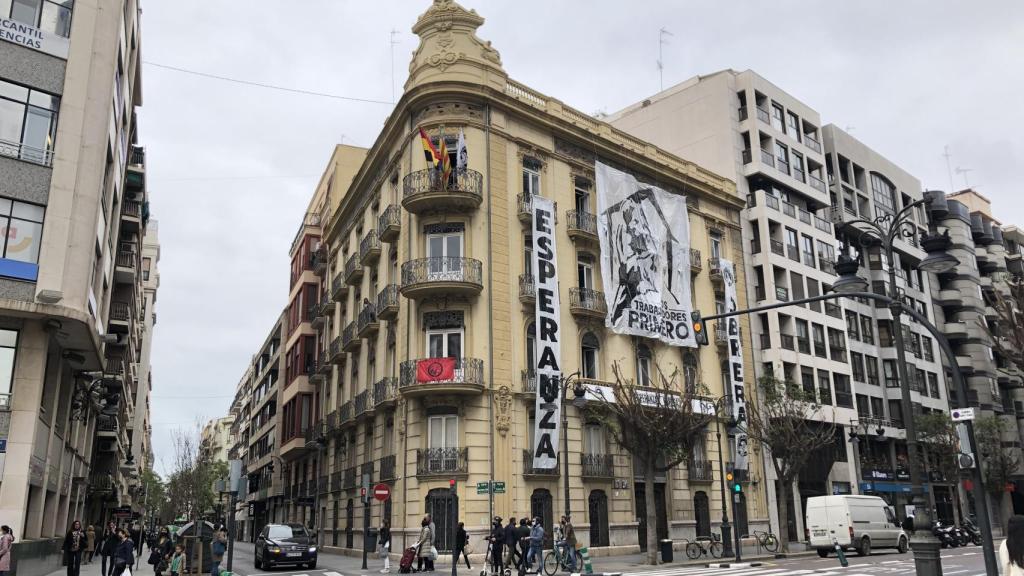 Fachada de un edificio 'okupado' en el centro de Valladolid.
