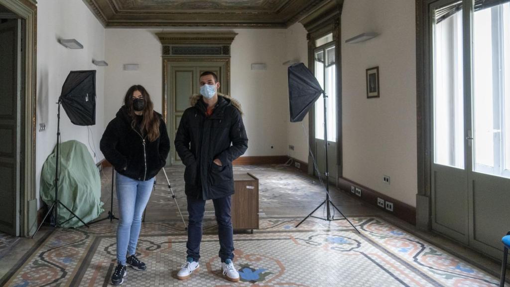 Silvia y Fermín, integrantes del Frente Obrero, en la sala noble del edificio 'okupado' a Mónica Oltra.