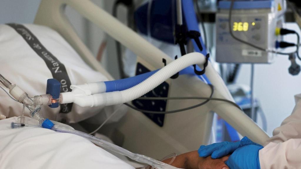 Una enfermera de la UCI del Complejo Hospitalario de Navarra atiende a un paciente ingresado en la Unidad de Cuidados Intensivos. EFE / Jesús Diges.