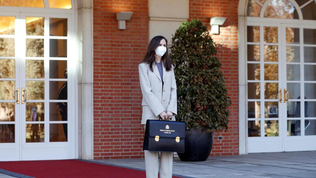 Ione Belarra, posando en las escaleras de La Moncloa con su cartera ministerial.