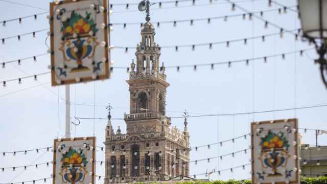 La Giralda de Sevilla e iluminación feriante.