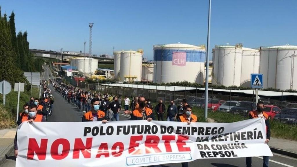 Más de 300 personas se movilizan en A Coruña en rechazo al ERTE en la refinería de Repsol