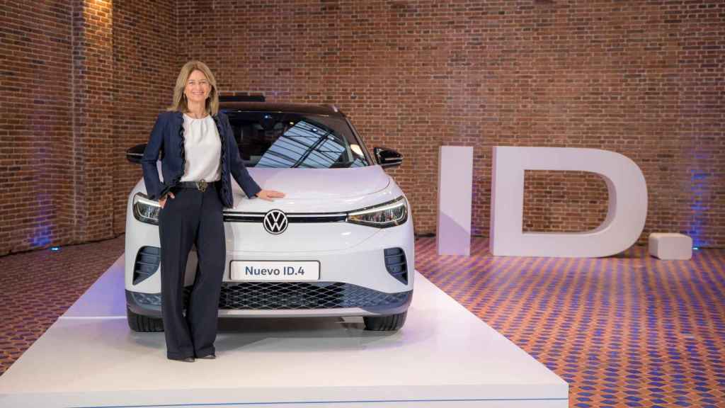 Laura Ros, directora de Volkswagen en España, junto con el eléctrico ID.4.
