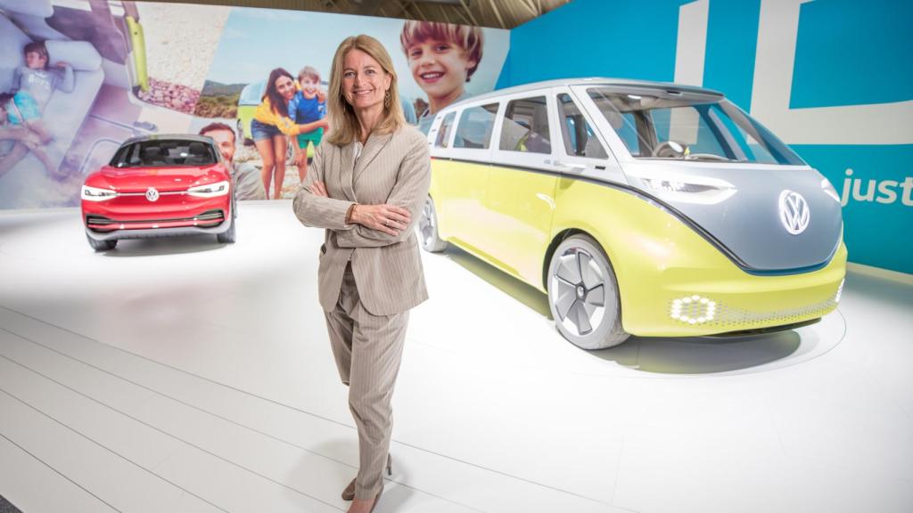 Laura Ros junto a modelos eléctricos presentados por Volkswagen.