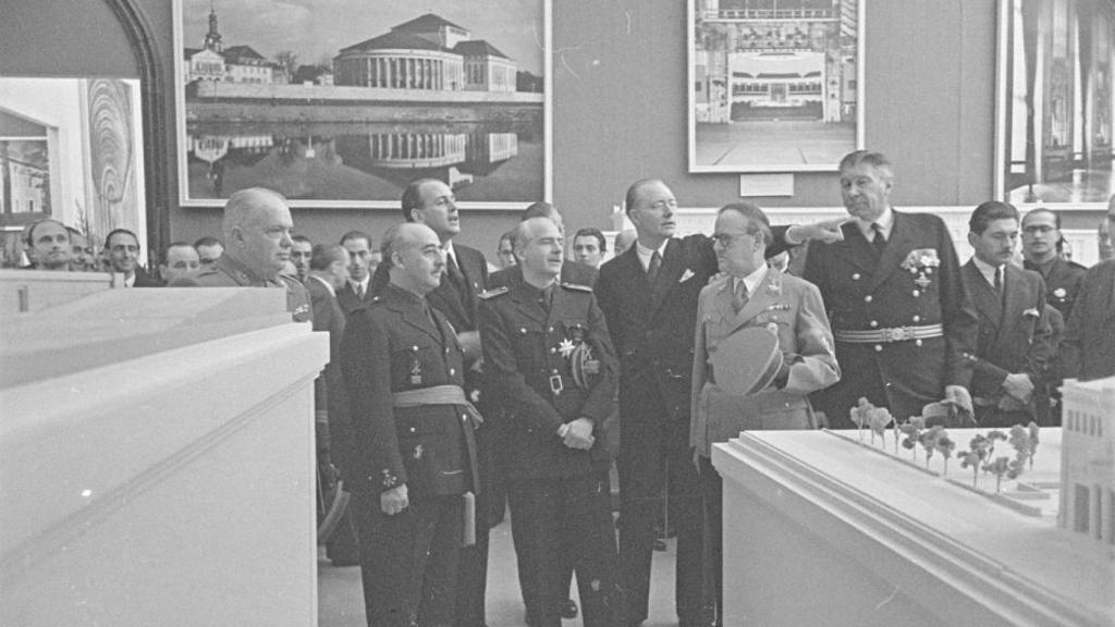 Franco visitando una exposición de arquitectura en el Retiro junto a Serrano Suñer y el embajador alemán Eberhard von Stohrer.