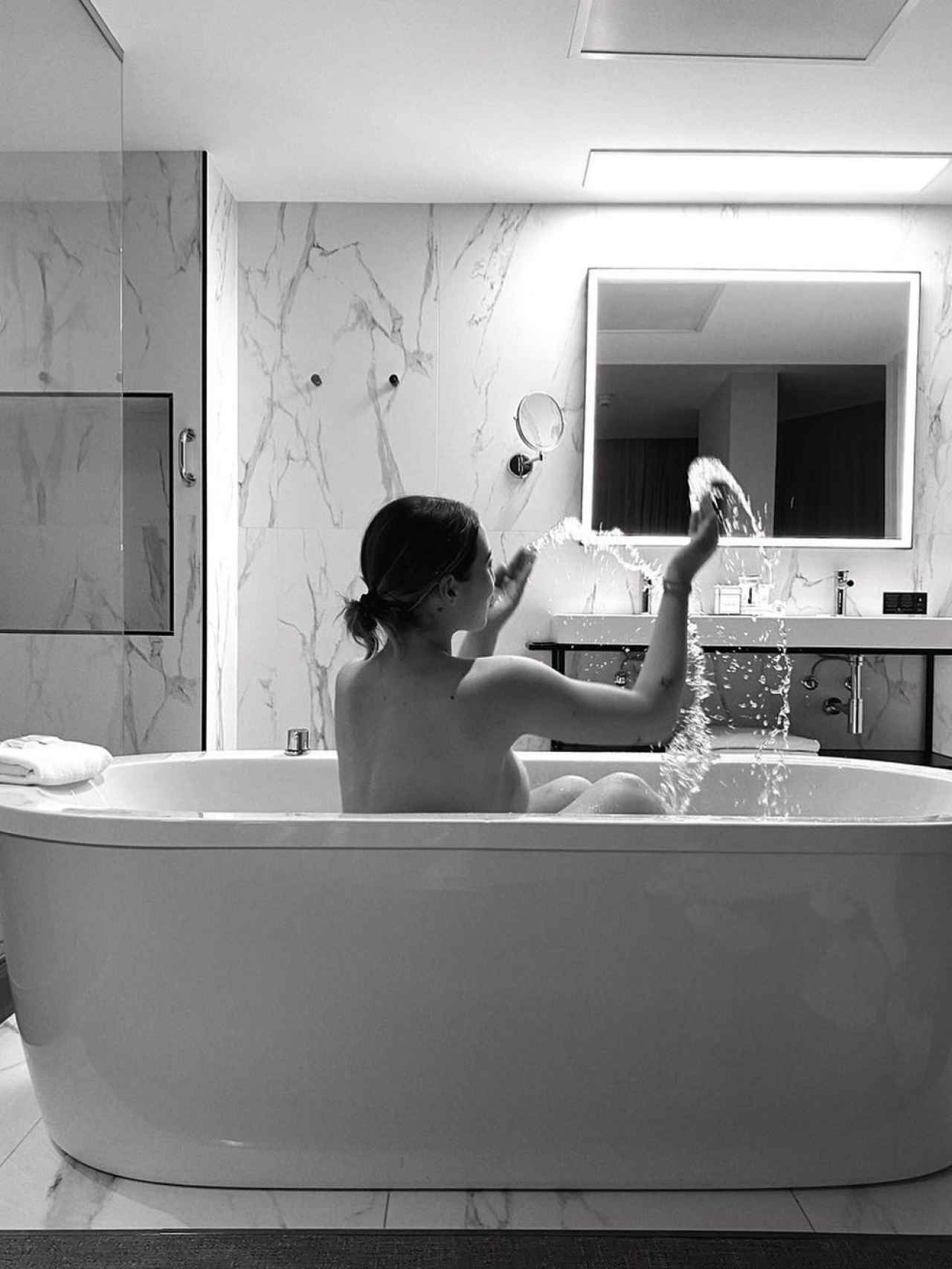 Imágenes del día: la foto de Alba Díaz desnuda en una bañera que ha roto  todos los récords