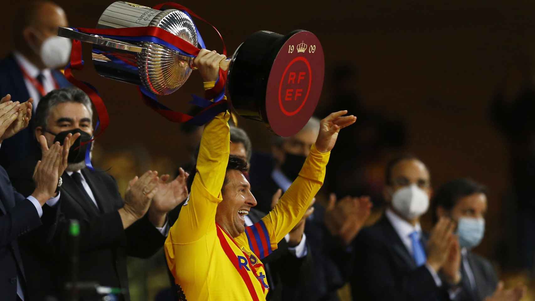 Messi levanta el título de campeón de la Copa del Rey
