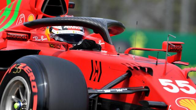 Carlos Sainz y su SF21 en el circuito de Imola