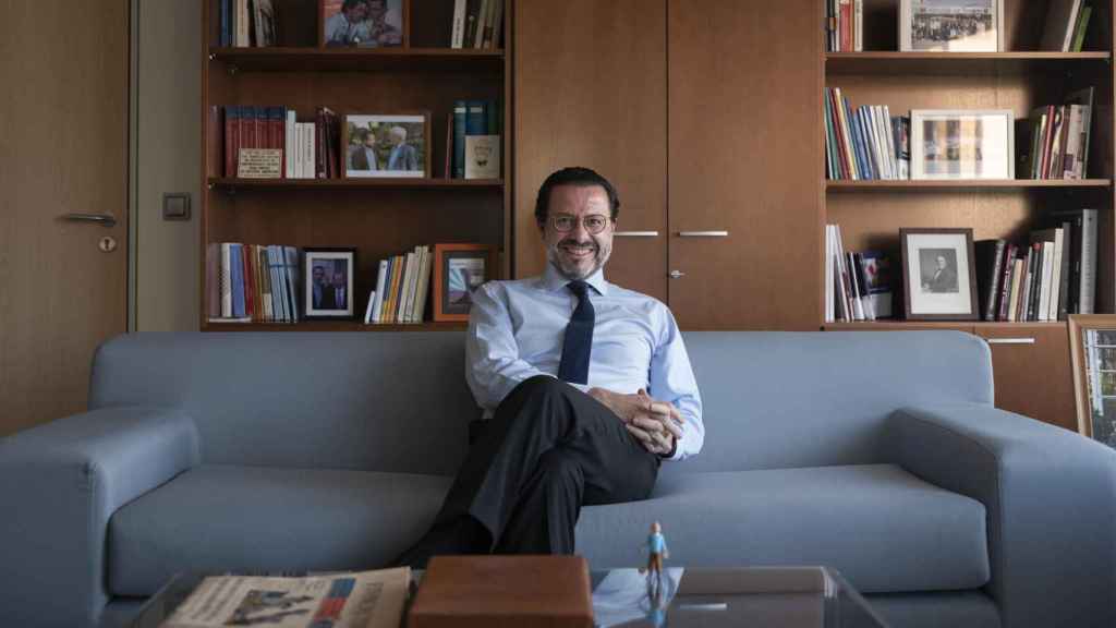 Javier Fernández-Lasquetty, entre libros de Hayek, fotos con Aznar y Vasgas Llosa y una figura de Tintín, en su despacho.