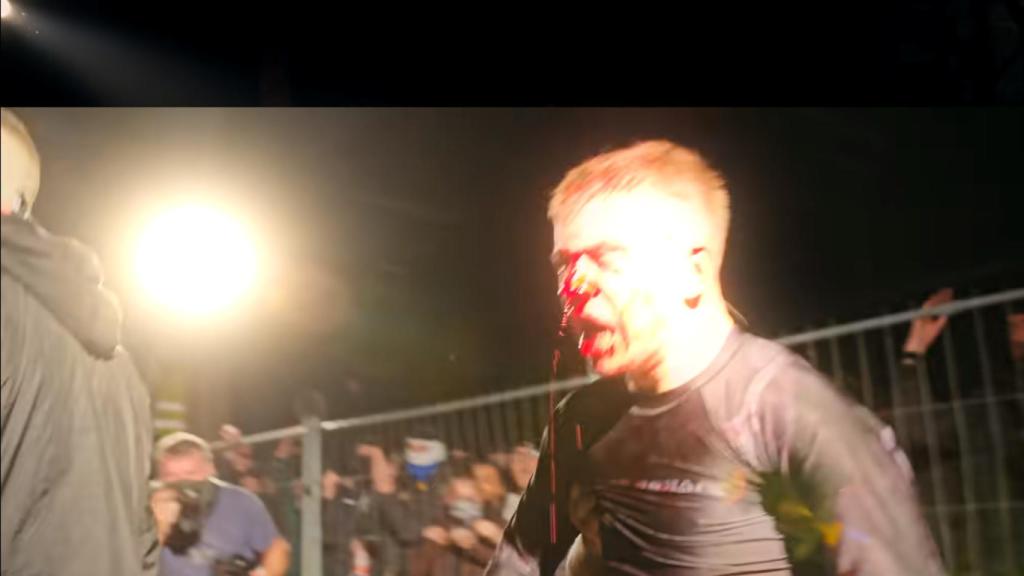 Un luchador ensangrentado vence un combate