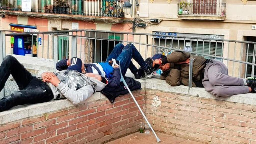 Un grupo de menas en Barcelona.