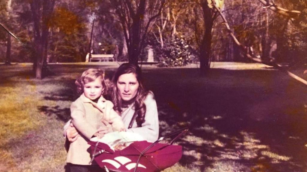 Mónica García y su madre, Rosa María Gómez Rojo, en una foto antigua.