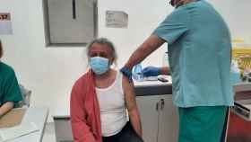 Personal de Sanidad valenciana inoculando una dosis de la vacuna.