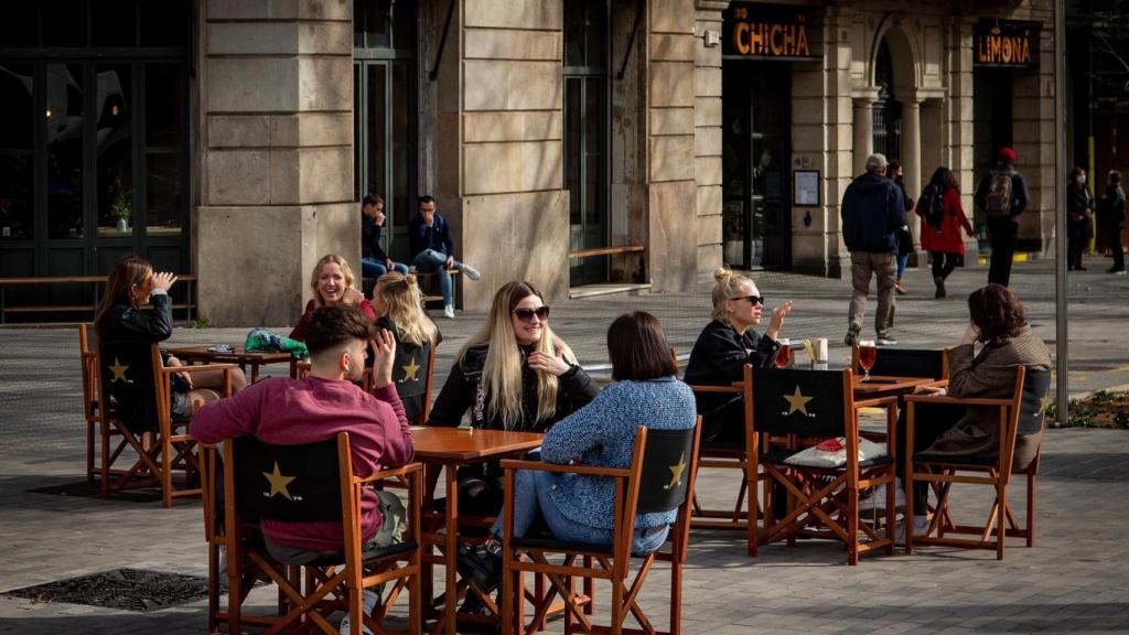 Aspecto de una terraza de un bar en el centro de Barcelona.