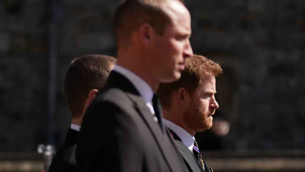 Los príncipes Guillermo y Harry tras el coche fúnebre de su abuelo, el duque de Edimburgo.
