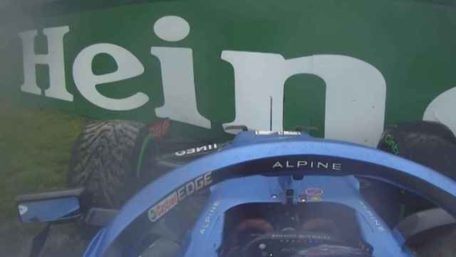 El coche de Fernando Alonso, contra el muro en Imola