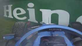 El coche de Fernando Alonso, contra el muro en Imola