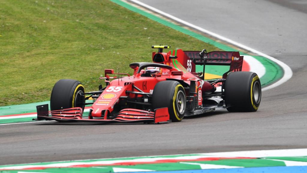 Carlos Sainz en el circuito de Imola con el SF21